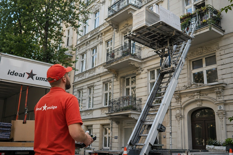 Möbellift mieten: wann sich ein Außenaufzug beim Umzug lohnt